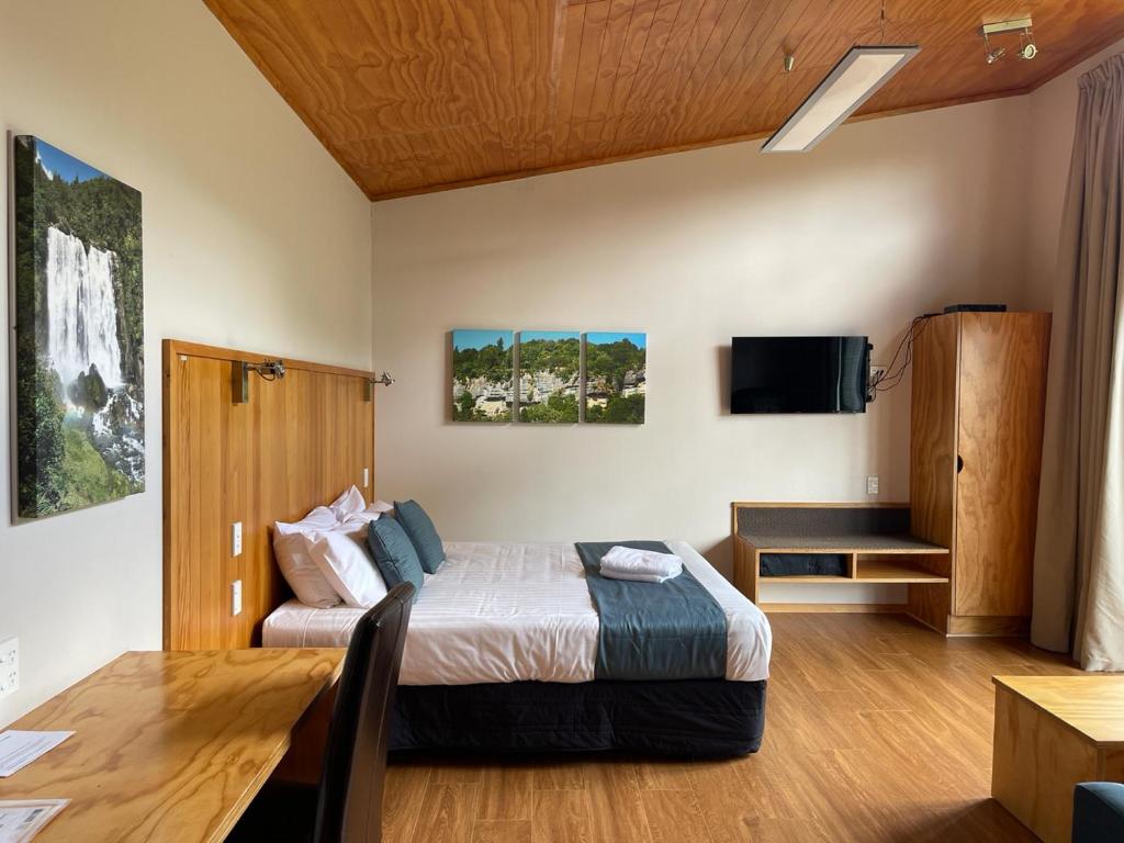 Postel nebo postele na pokoji v ubytování Waitomo Lodge