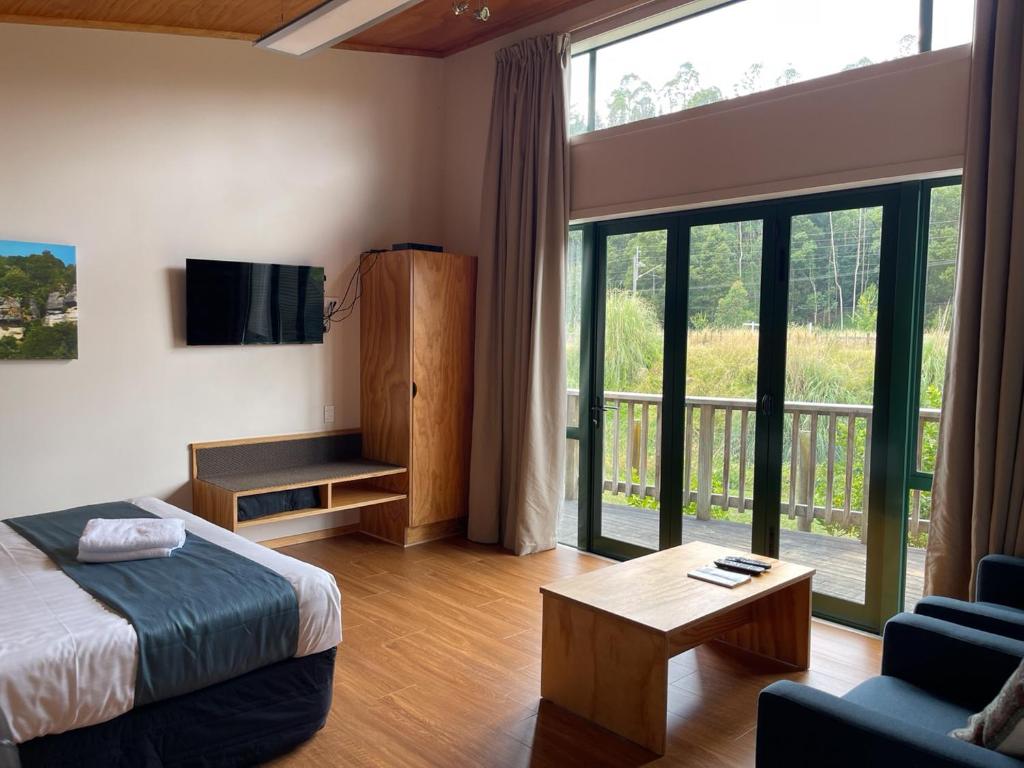 Postel nebo postele na pokoji v ubytování Waitomo Lodge