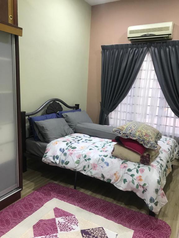 1 dormitorio con cama y ventana en Homestay Islam Bandar Tasik Puteri Rawang en Rawang