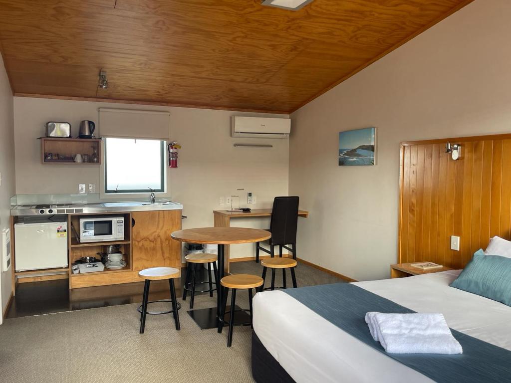 Kuchyň nebo kuchyňský kout v ubytování Waitomo Lodge