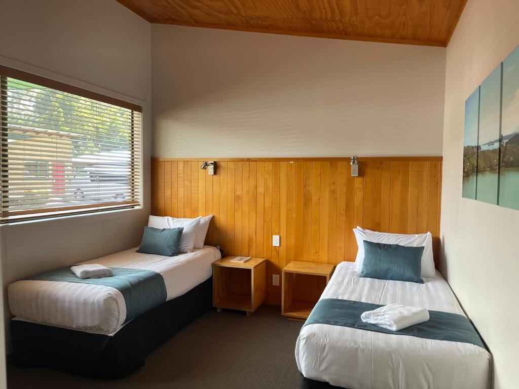 Postel nebo postele na pokoji v ubytování Waitomo Lodge