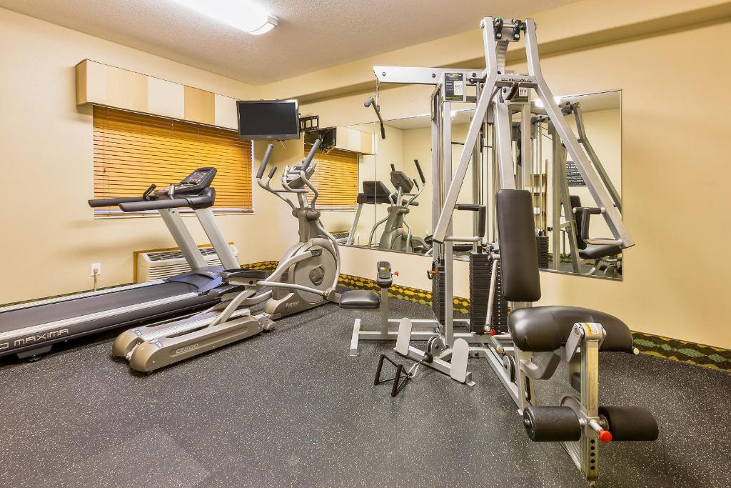 Fitness centrum a/nebo fitness zařízení v ubytování AmericInn by Wyndham Des Moines Airport