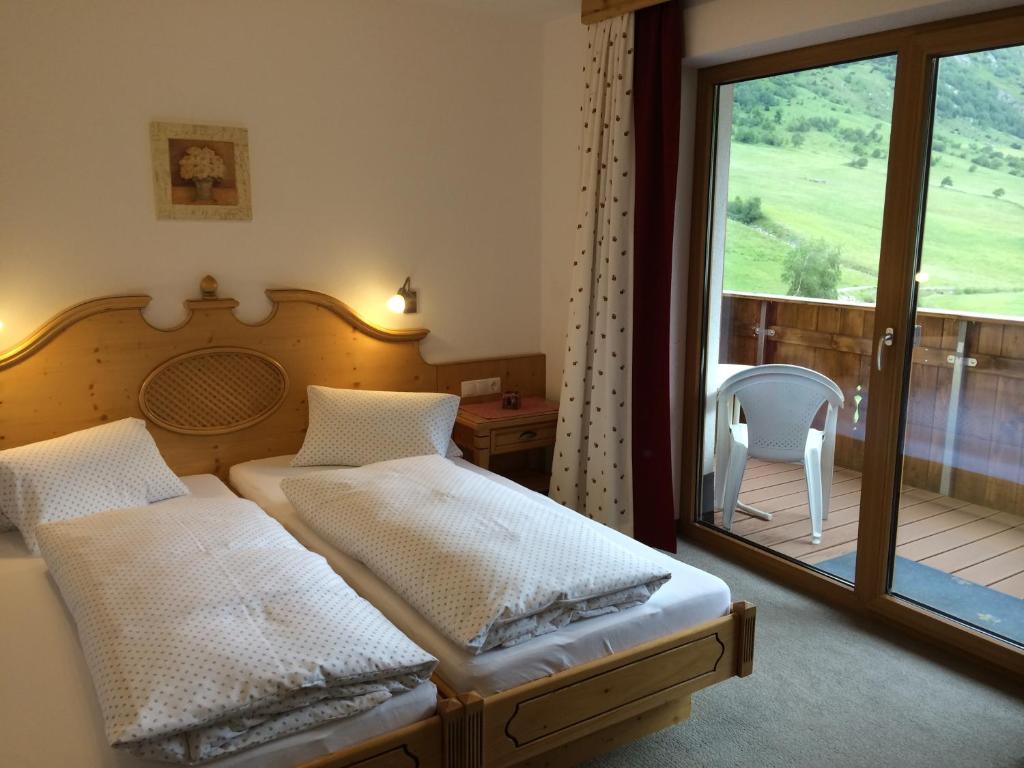 Ένα ή περισσότερα κρεβάτια σε δωμάτιο στο Hotel-Garni Versail