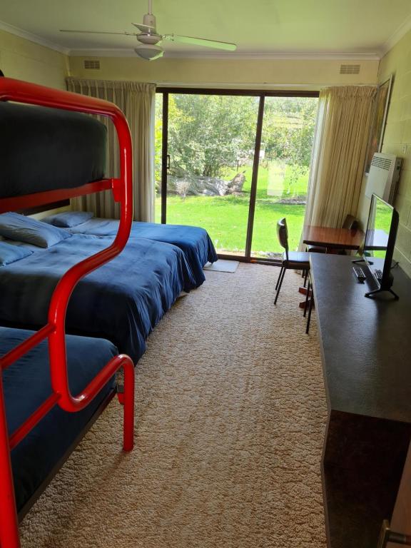 Toora Lodge Motel tesisinde bir odada yatak veya yataklar