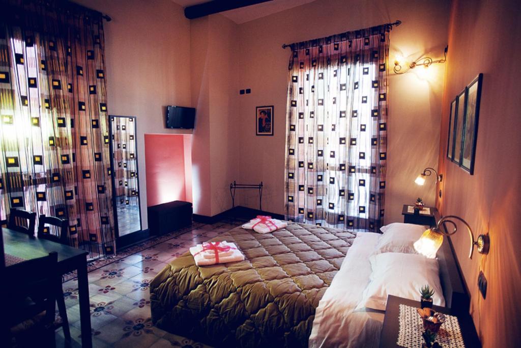 una camera con letto in una stanza con tende di Affittacamere b&b meapvlia a Barletta
