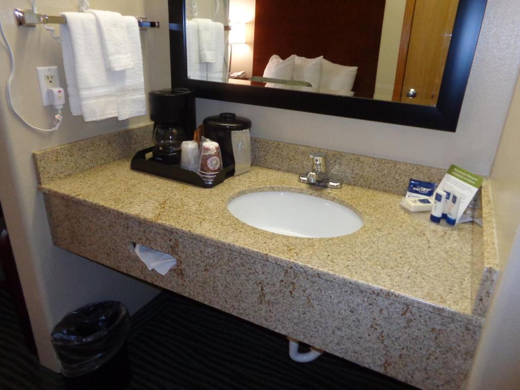 Koupelna v ubytování AmericInn by Wyndham Des Moines Airport