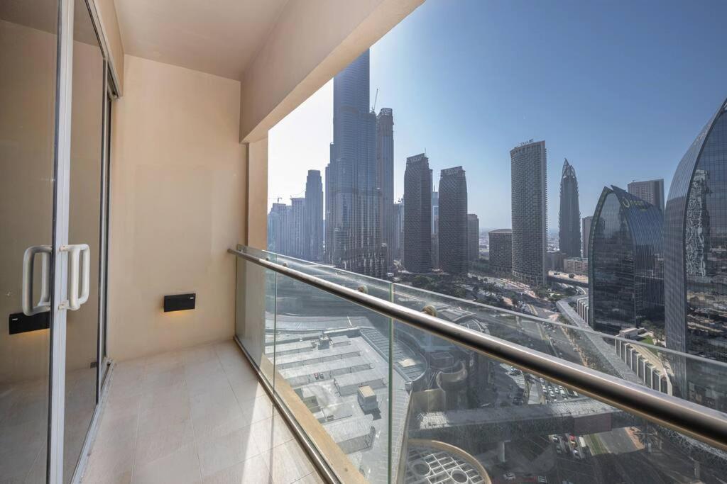 Nespecifikovaný výhled na destinaci Dubaj nebo výhled na město při pohledu z apartmánu