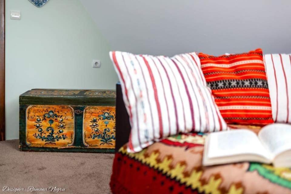 un sofá con un libro abierto y una almohada con un libro en La Nana, en Sibiel
