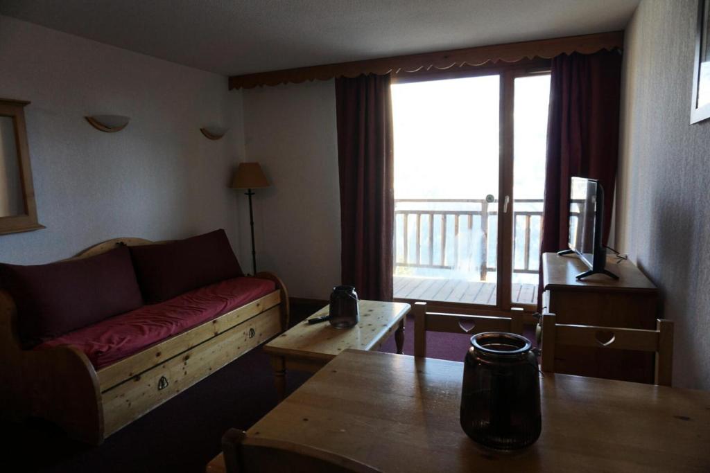 un salon avec un canapé et une table dans l'établissement Résidence Cristallines - 2 pièces 4 personnes MAE-4434, à Orcières