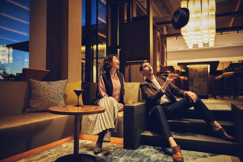 犬山市にあるホテルインディゴ犬山有楽苑のソファに座る男女