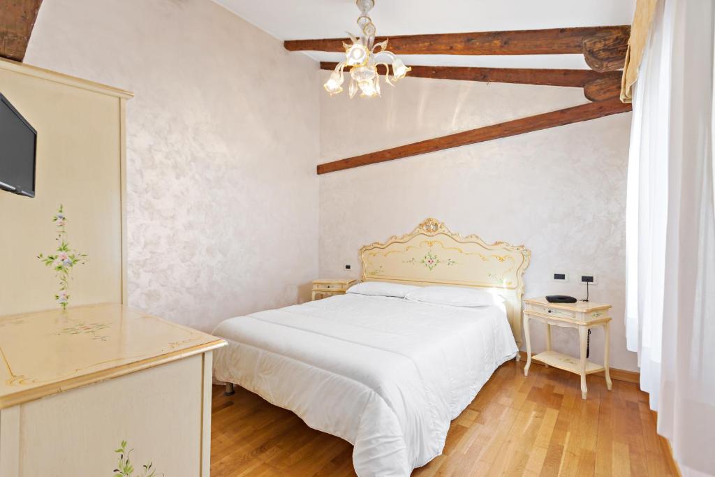 Llit o llits en una habitació de Hotel Malibran