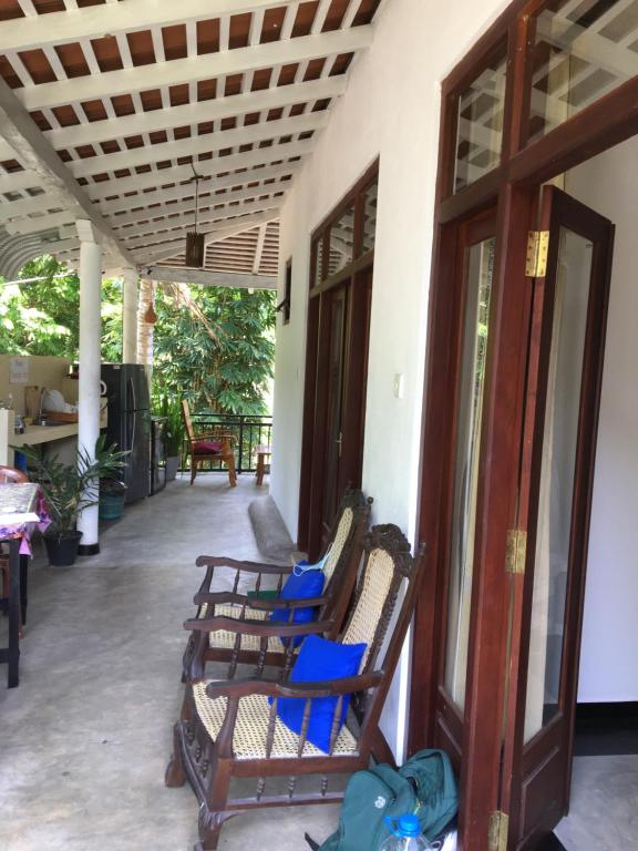 Balkón nebo terasa v ubytování Unawatuna Backpacker Lodge