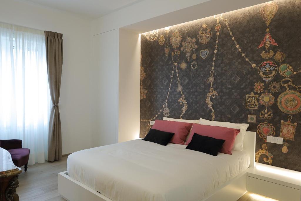 1 dormitorio con cama blanca y almohadas rojas en Gonzaga Guest House, en Nápoles
