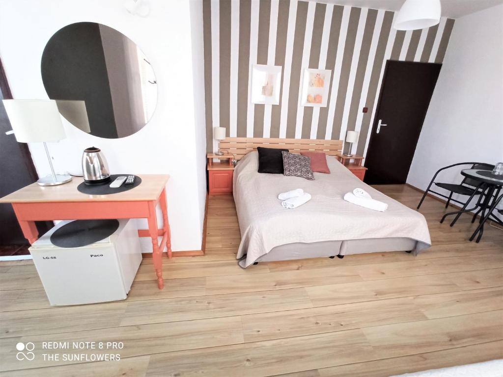 A bed or beds in a room at Guest House Sunflowers