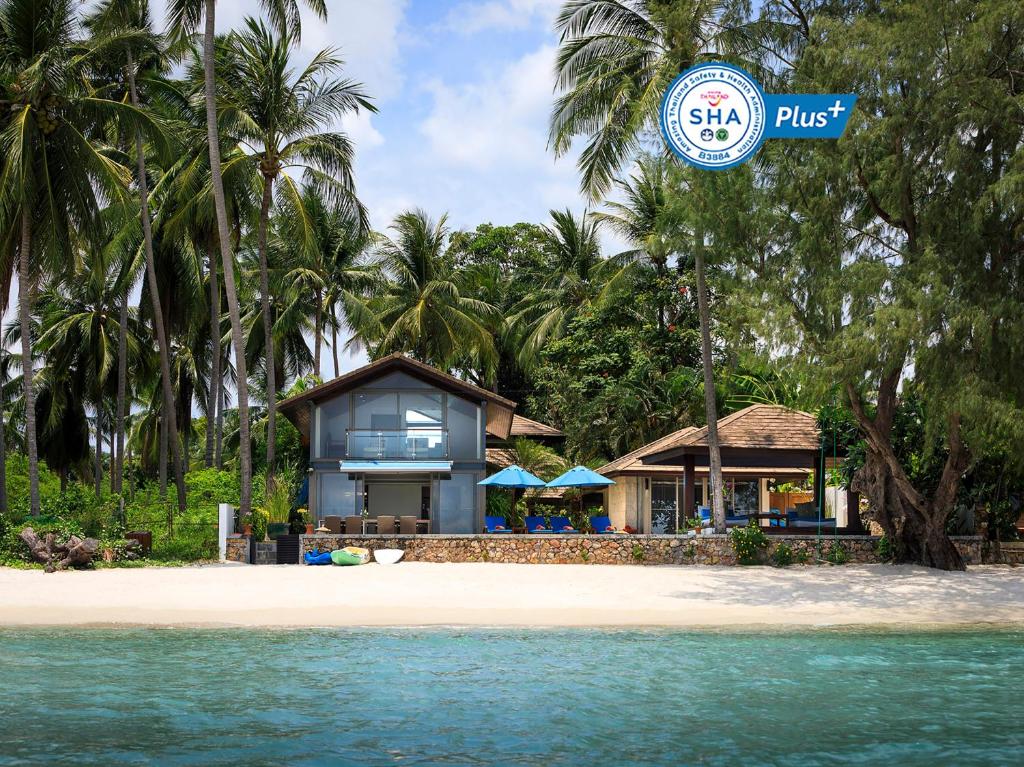 ein Haus am Strand neben dem Wasser in der Unterkunft Akuvara - SHA Extra Plus in Lipa Noi