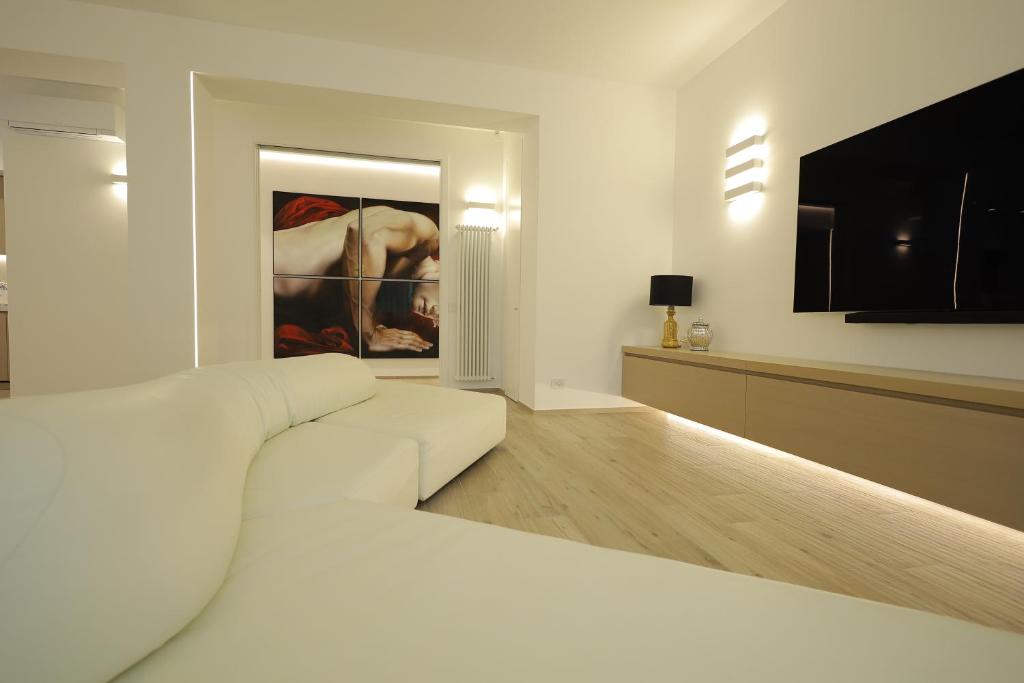 Televízia a/alebo spoločenská miestnosť v ubytovaní Gonzaga Guest House