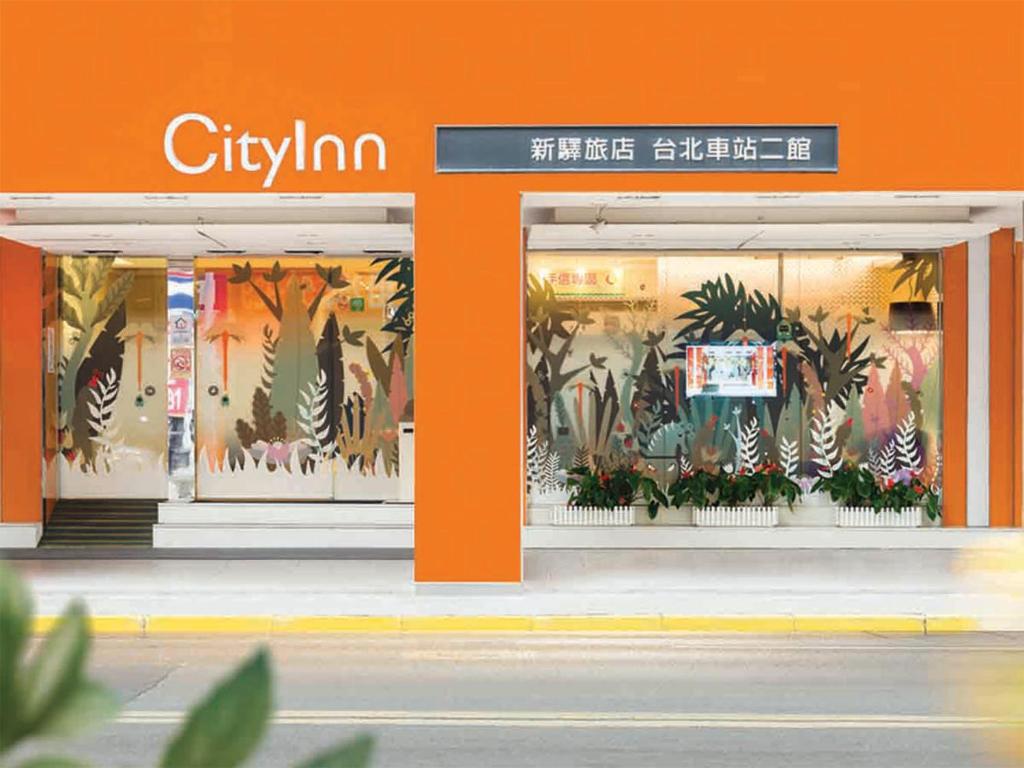 uma frente de loja com plantas nas janelas em CityInn Hotel Taipei Station Branch II em Taipei
