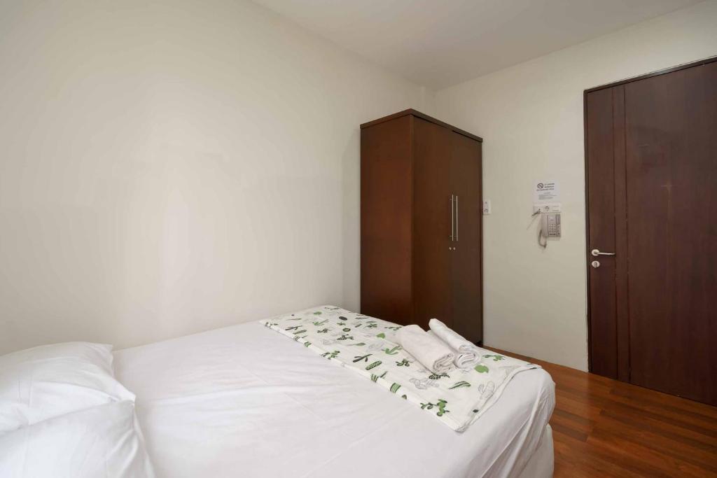 Letto o letti in una camera di Avalon Karawaci Mitra RedDoorz