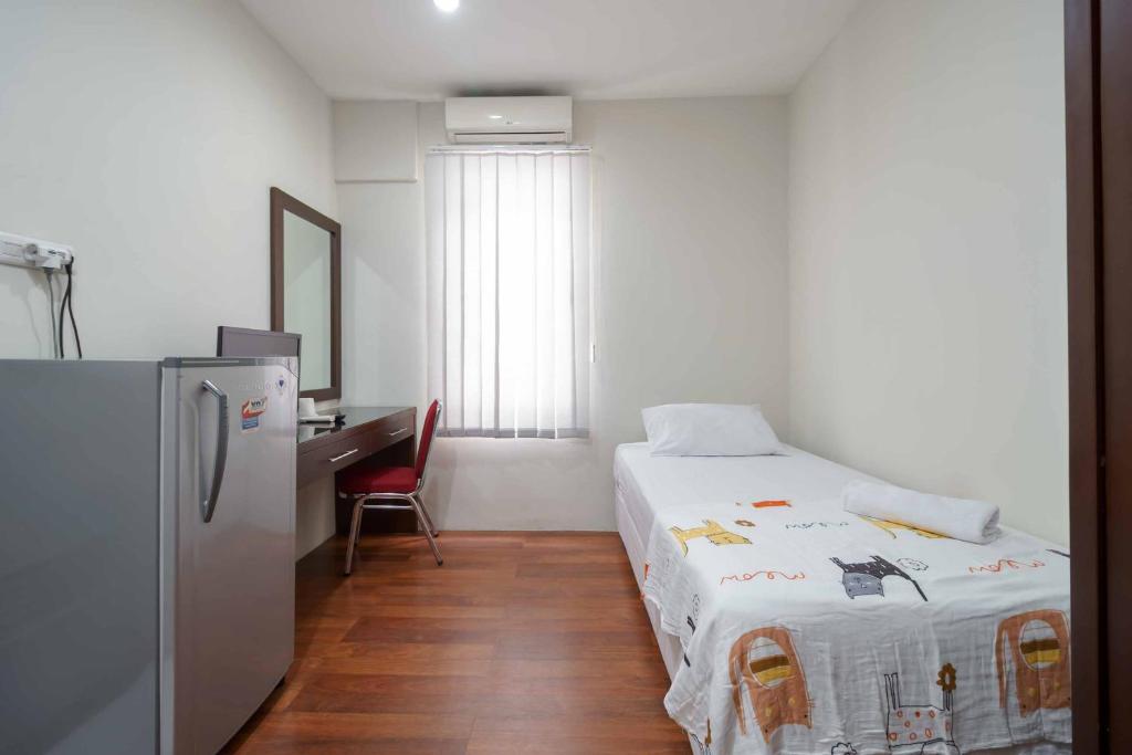 Letto o letti in una camera di Avalon Karawaci Mitra RedDoorz