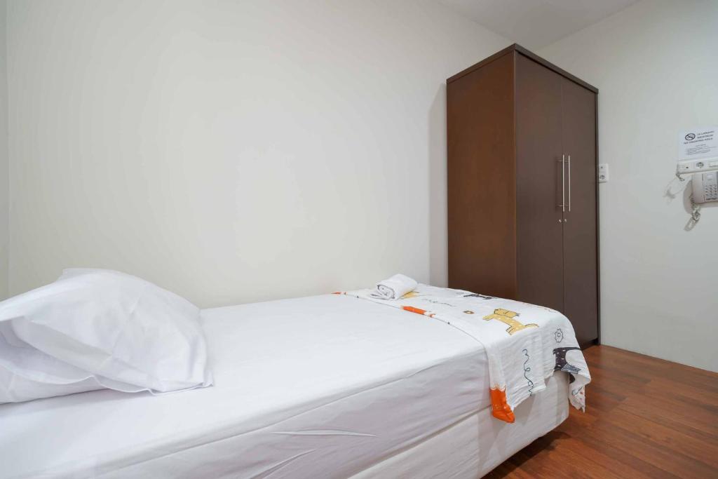 Letto o letti in una camera di Avalon Karawaci Mitra RedDoorz
