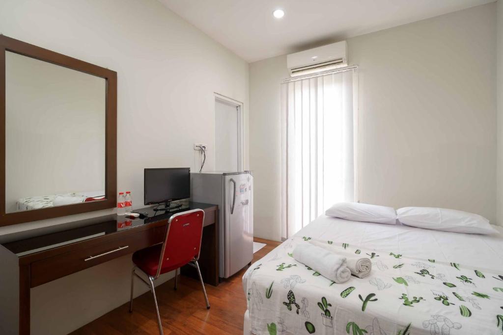 Letto o letti in una camera di Avalon Karawaci Mitra RedDoorz
