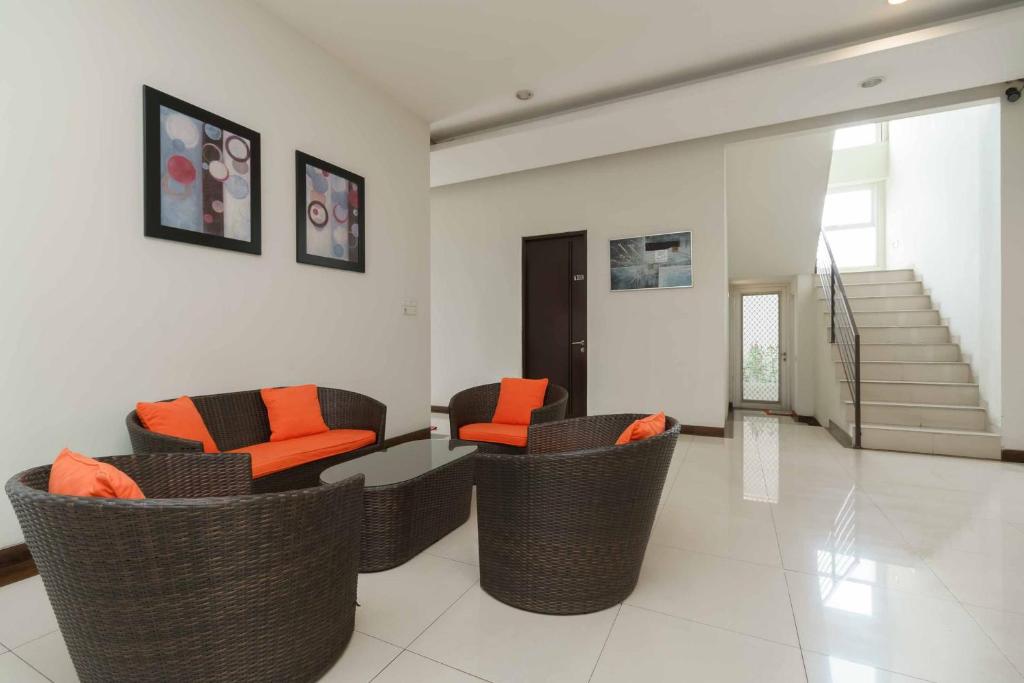 Area soggiorno di Avalon Karawaci Mitra RedDoorz