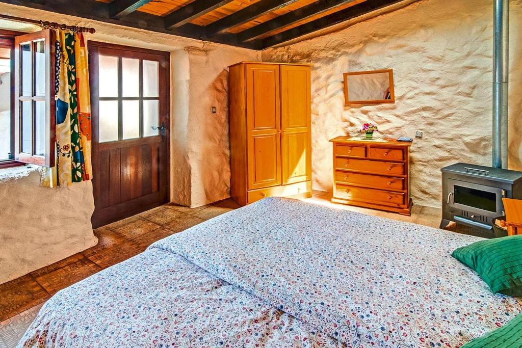 A bed or beds in a room at Finca La Hoya, El Tanque