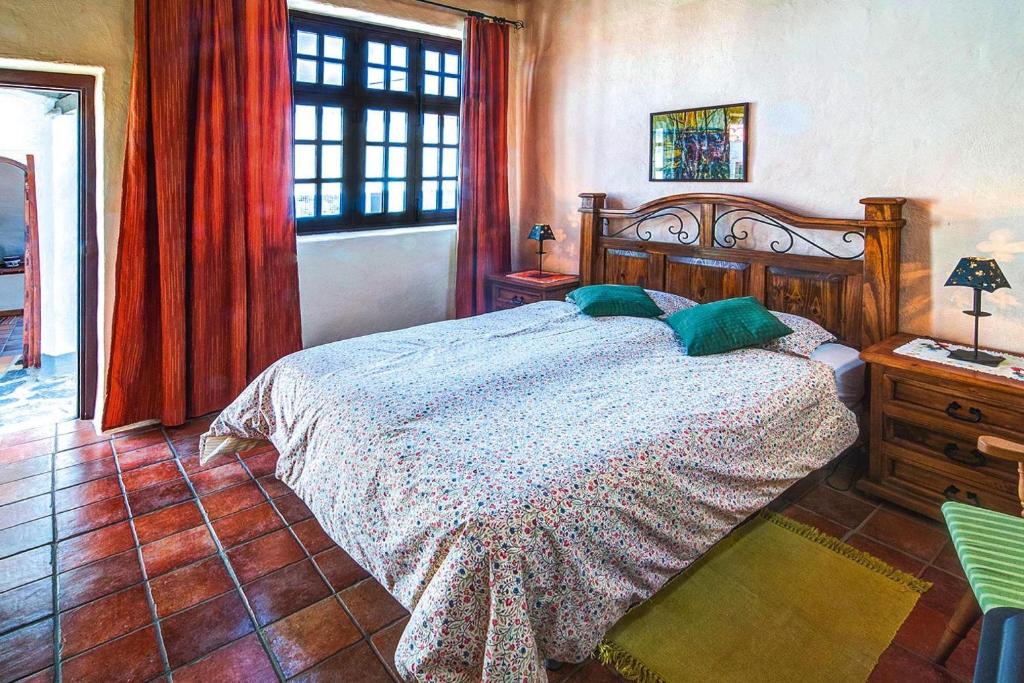 A bed or beds in a room at Finca La Hoya, El Tanque
