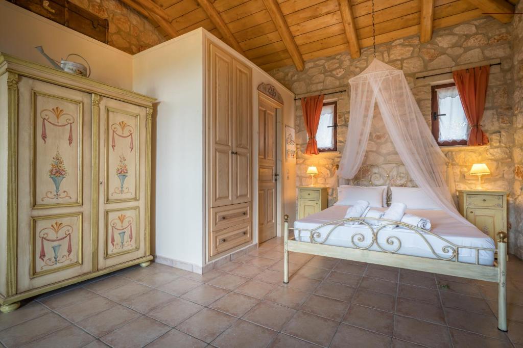 Postel nebo postele na pokoji v ubytování Myrties stone houses - Ta Petrina