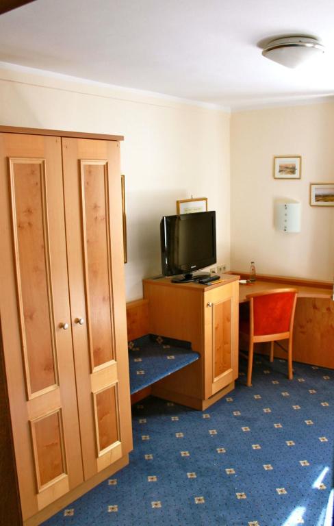 TV a/nebo společenská místnost v ubytování Arrivel am Bergson - bisher Hotel Neuner