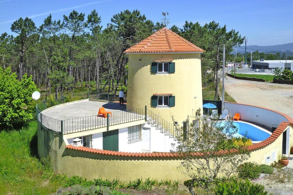 une maison avec une piscine dans une cour dans l'établissement Mill Barcelos - PON03276-U, à Barcelos