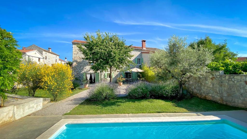 Bazén v ubytování Charming villa Kalu with private pool near Rovinj by WiiBuk nebo v jeho okolí