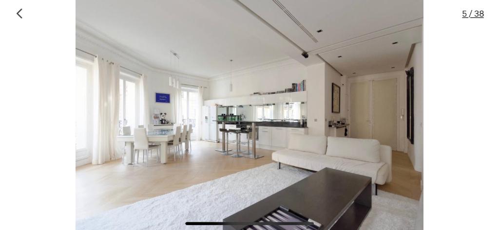 een woonkamer met een bank en een tafel bij Luxe Apartment 165m2 8pers Victor Hugo trocadero foch Champs Elysées in Parijs