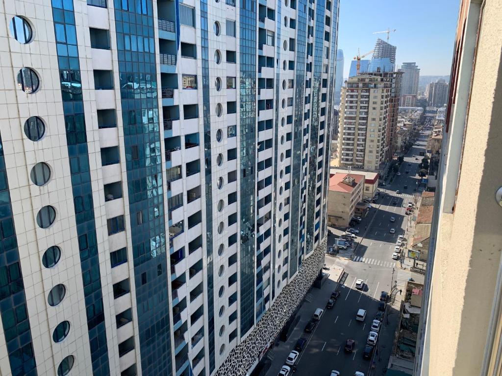 une vue aérienne sur une ville avec de grands bâtiments dans l'établissement Park Azure Apartment Deluxe 2 Bedroom, à Baku