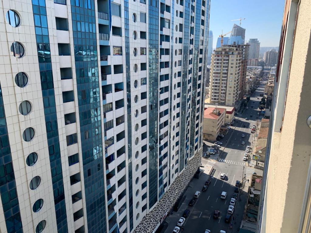 una vista aérea de una ciudad con edificios altos en Park Azure Apartment Deluxe 2 Bedroom, en Baku