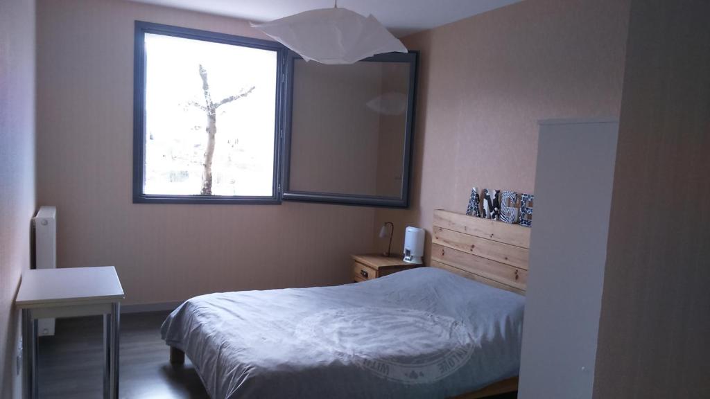 a small bedroom with a bed and a window at DÉTENTE GARANTIE in Clermont-Ferrand