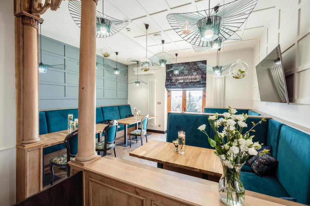 Televízia a/alebo spoločenská miestnosť v ubytovaní Hotel i Restauracja na Skarpie