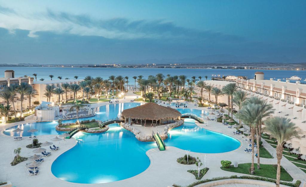 vista aerea sulla piscina del resort di Pyramisa Beach Resort Sahl Hasheesh a Hurghada