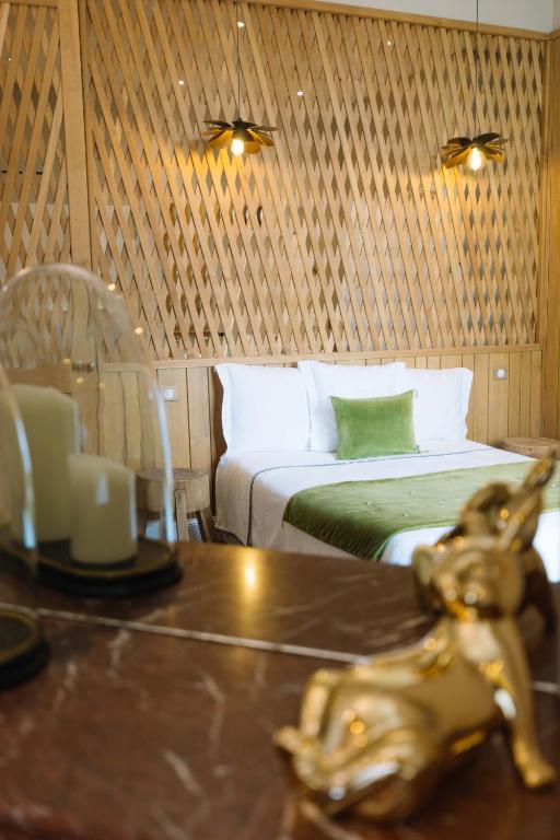 a bedroom with a bed and a table with a deskngthngthngthngthngth at La Course in Bordeaux