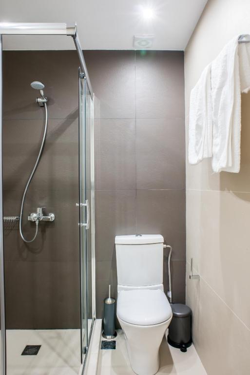 A bathroom at A23 Premium suite with balcony near Parthenon
