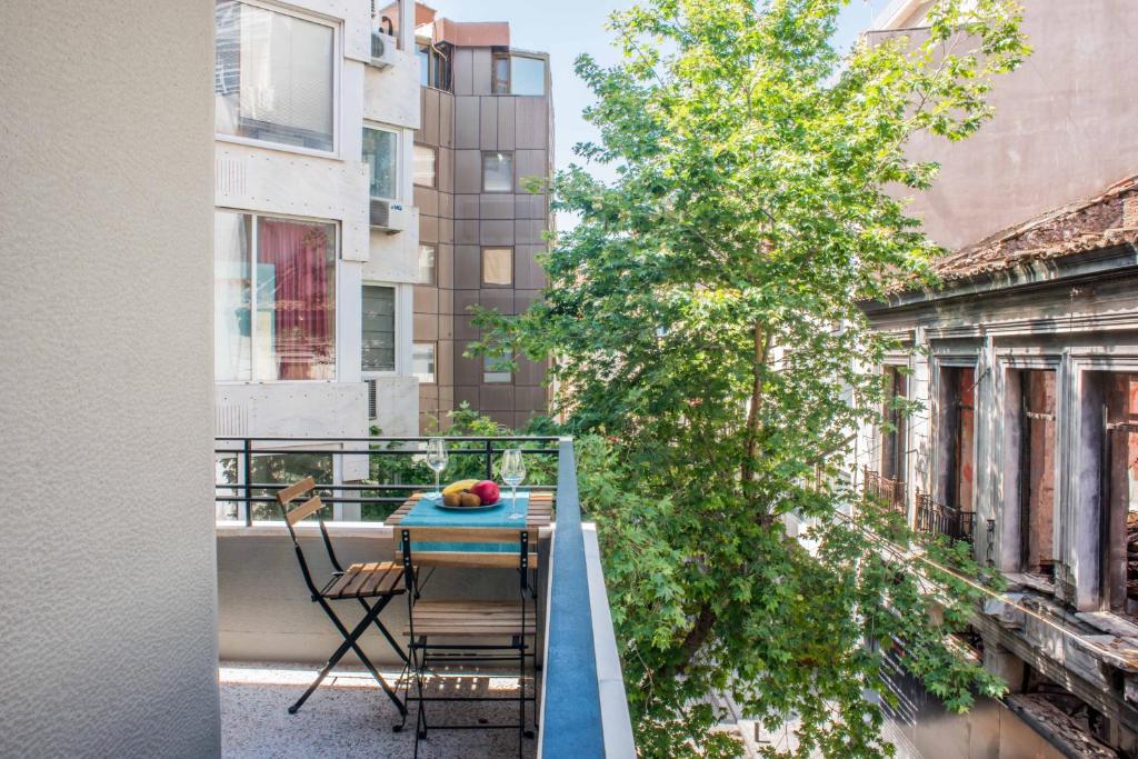 A balcony or terrace at A23 Premium suite with balcony near Parthenon