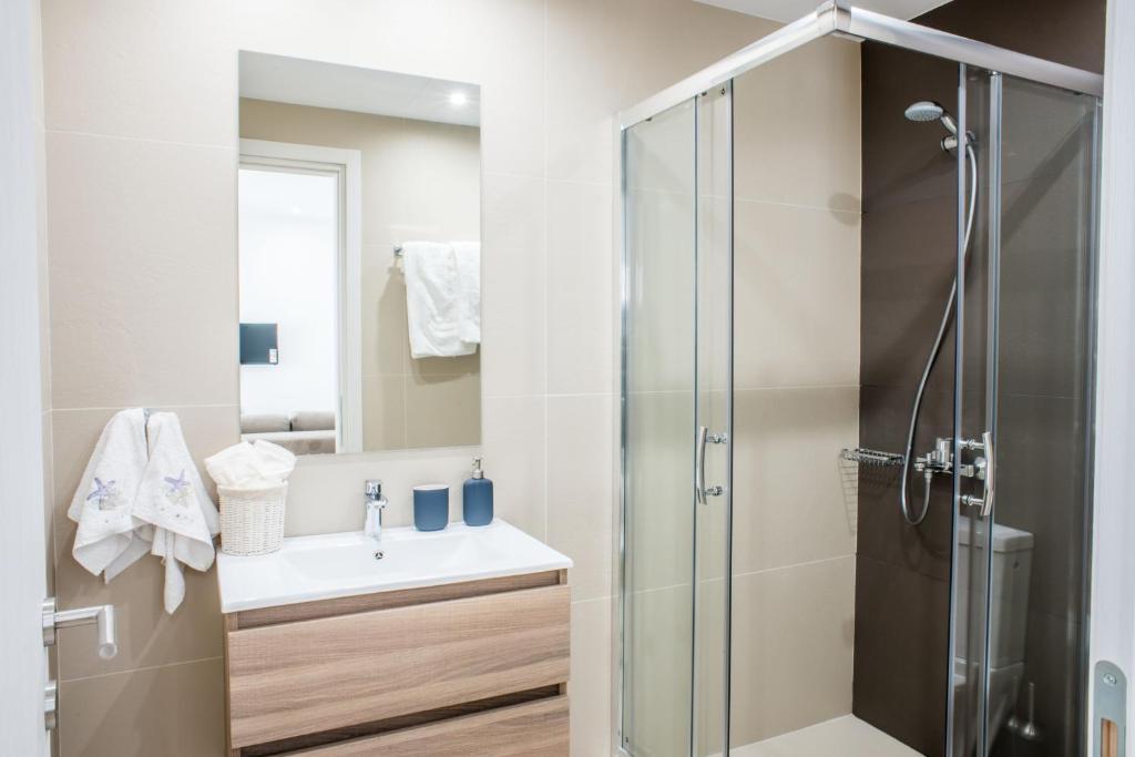 A bathroom at A23 Premium suite with balcony near Parthenon