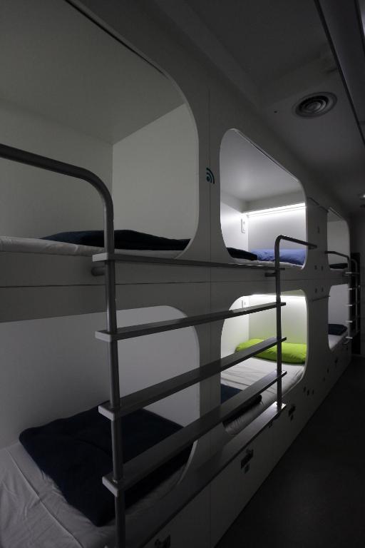 Poschodová posteľ alebo postele v izbe v ubytovaní Dream Cube Hostel