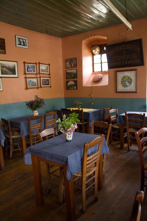Reštaurácia alebo iné gastronomické zariadenie v ubytovaní Napoleon Zaglis Guesthouse