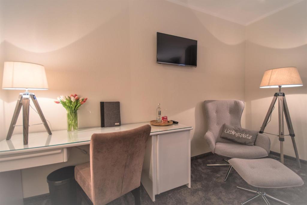 TV a/nebo společenská místnost v ubytování Hotel Stadt Aurich