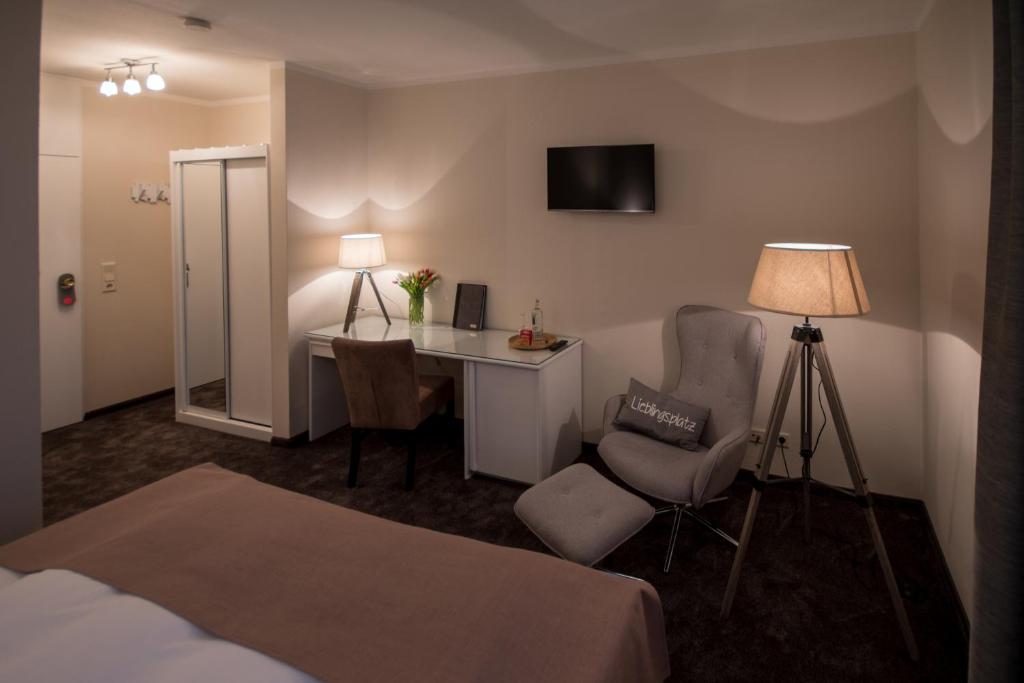 Postel nebo postele na pokoji v ubytování Hotel Stadt Aurich