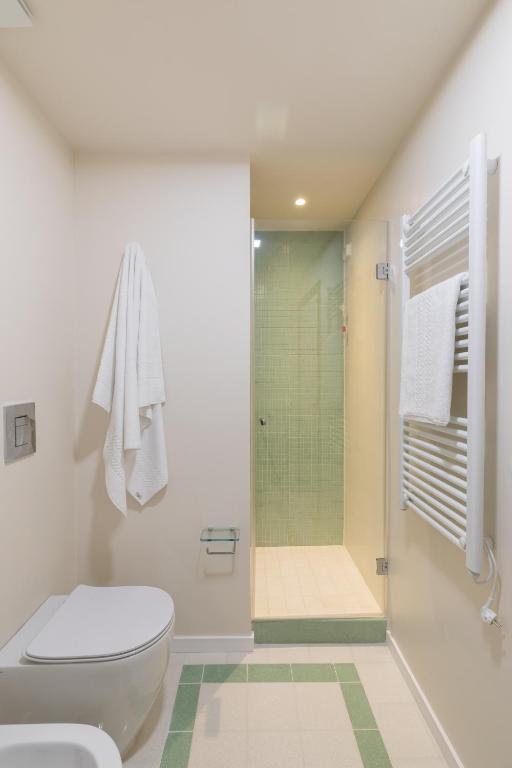 łazienka z toaletą i prysznicem w obiekcie Corso Novara 5 Design Apartments w mieście Neapol