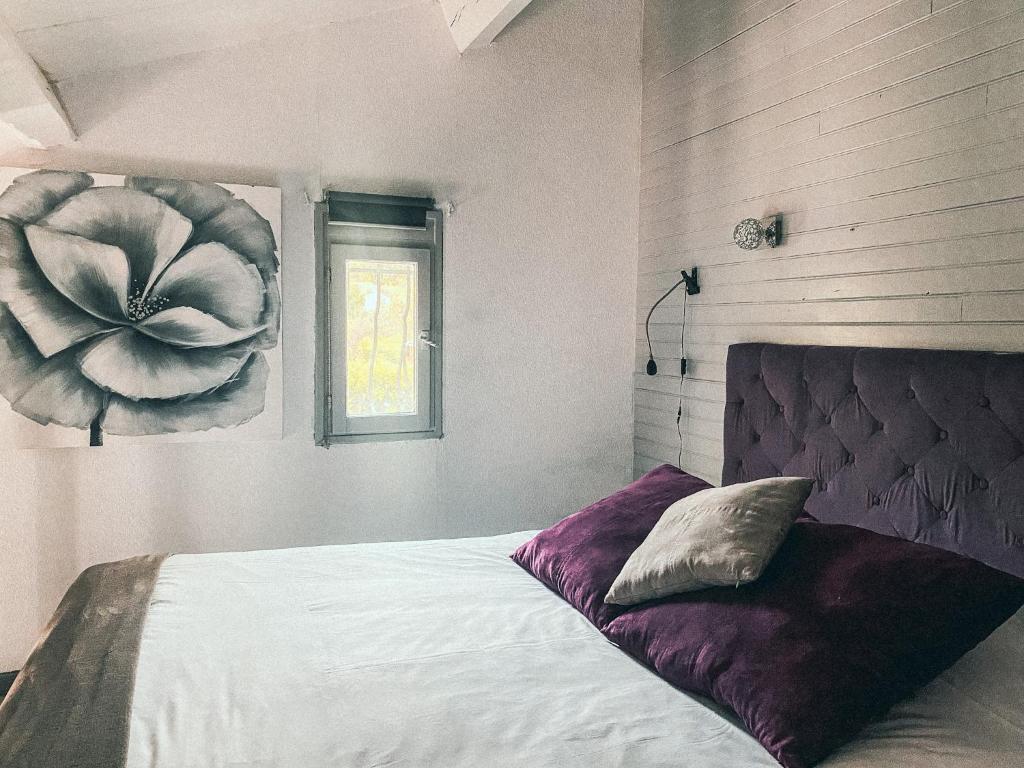 Postel nebo postele na pokoji v ubytování Auberge Des Pins