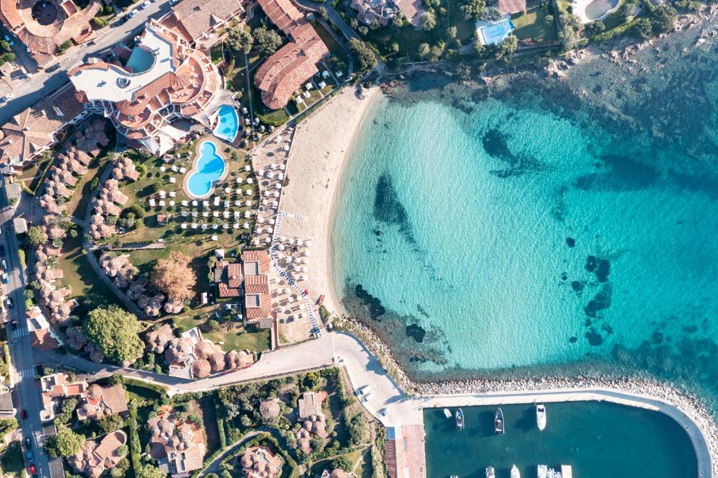 z góry widok na ośrodek z basenem w obiekcie Hotel Resort & Spa Baia Caddinas w mieście Golfo Aranci