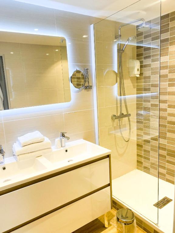 Koupelna v ubytování Auberge Des Pins